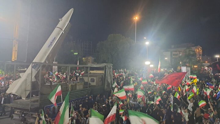 موشک «قدر» مهمان مردم در میادین ونک و انقلاب شد