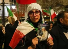 نوشته جالب دختری در تجمع میدان انقلاب+ عکس