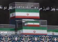 آیت‌الله سبحانی بر پیکر مطهر رهبر شهید انقلاب اقامۀ نماز می‌کنند