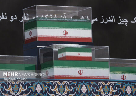 آیت‌الله سبحانی بر پیکر مطهر رهبر شهید انقلاب اقامۀ نماز می‌کنند