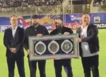تجلیل باشگاه چادرملوی اردکان از خواننده قطعه «باید برخاست»