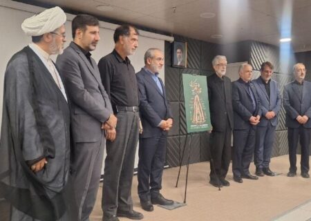 رونمایی از لوح همایش «قانون و قانونگذاری در منظومه فکری امام خامنه‌ای»