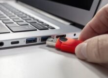 علامت D کنار پورت USB به چه معنایی است؟