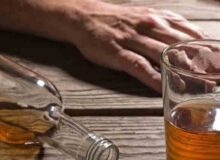 عوارض مصرف الکل را جدی بگیرید؛ از التهاب معده تا هپاتیت الکلی