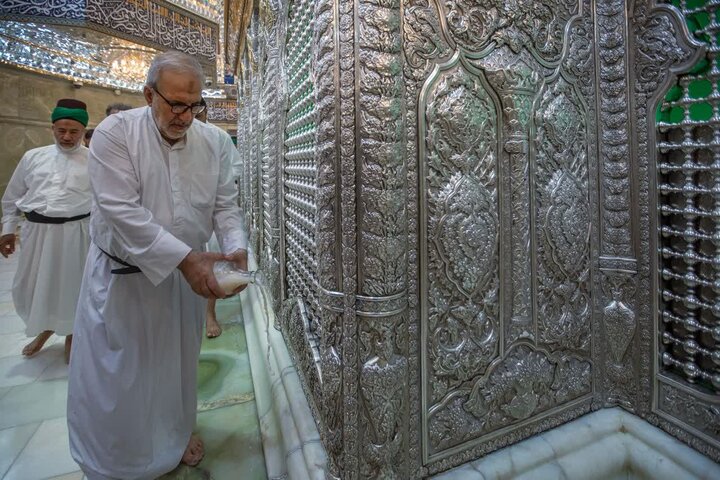 غبار روبی حرم امام حسین (ع) در آستانه ولادت پیامبر (ص)