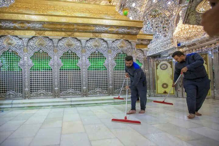 غبار روبی حرم امام حسین (ع) در آستانه ولادت پیامبر (ص)