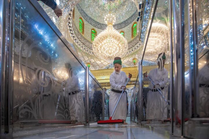 غبار روبی حرم امام حسین (ع) در آستانه ولادت پیامبر (ص)