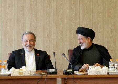 نشست هم اندیشی جمعی از استادان و فضلای حوزه علمیه قم با عراقچی