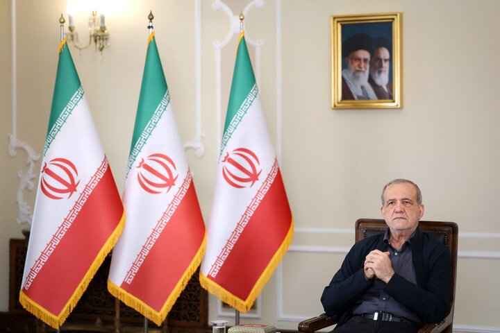 پزشکیان: اگر با مردم باشیم، هیچ قدرتی نمی‌تواند زمین‌گیرمان کند