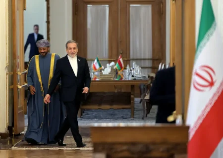 بازتاب خبر عمان و عربستان در بازار طلا و دلار/ دلار ۴۵۰۰ تومان گران‌تر شد/ طلای ۱۸ عیار تا ۳۵ میلیون تومان بالا می‌رود؟