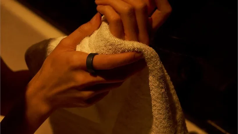 Evobeing r1 smartring on a finger
