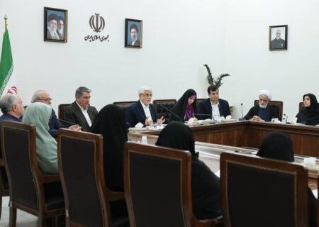 عارف: زنان در جنگ اقتصادی میدان‌داری کنند