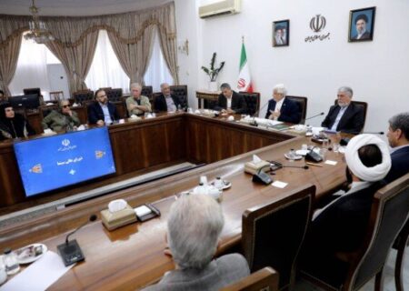 عارف: سینماگران عظمت ملت ایران را به تصویر بکشند