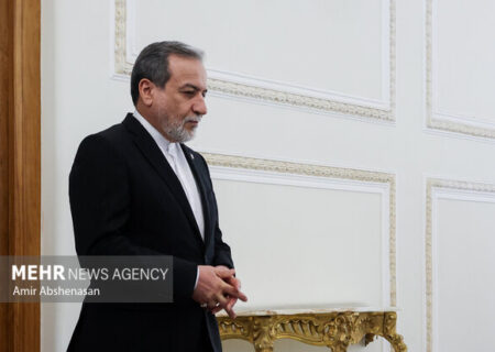 عراقچی: آمریکا خود را از غل و زنجیر اسرائیل رها کند