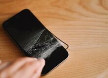 مدیر سخت‌افزار اپل: دیدن محافظ صفحه نمایش روی آیفون آزاردهنده است