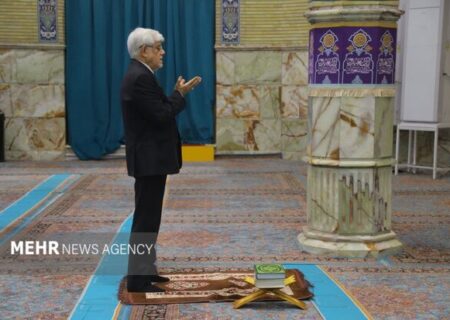 معاون اول رئیس‌جمهور در مسجد مقدس جمکران حضور یافت
