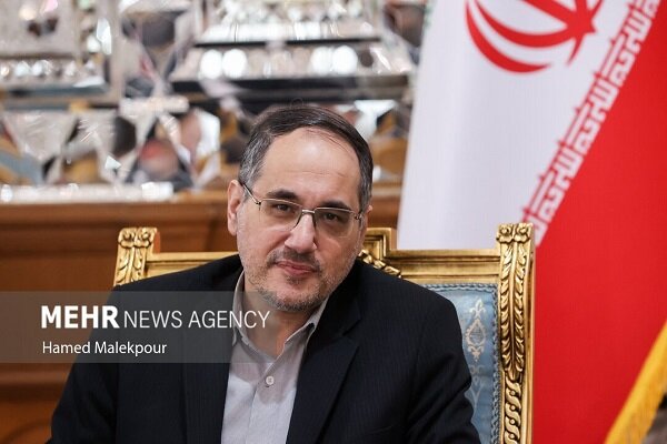  نگاهداری: منفعت جویان از جیب مردم و آبروی فداکاران انقلاب خرج می‌کنند