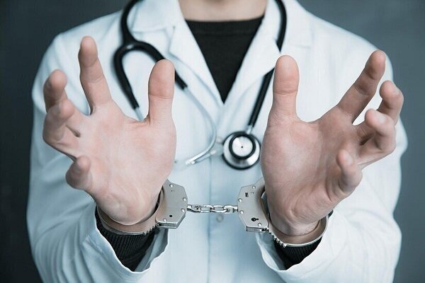 پشت پرده تخلفات پنهان سلامت؛ حبس و جریمه در انتظار پزشک‌نماهای مجازی