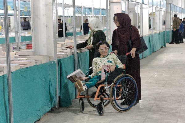 «کتابخوان‌ترین رهبر دنیا»؛ روایتی از جایگاه مطالعه در زندگی رهبر شهید