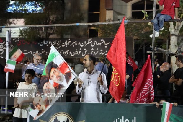 ۲۰۰ شب زیر پرچم ایستادگی؛ یک میدان و مردمی که همچنان ایستادهاند ۲۰۰ شب زیر پرچم ایستادگی؛ یک میدان و مردمی که همچنان ایستادهاند