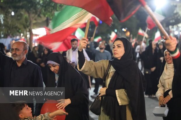 ۲۰۰ شب زیر پرچم ایستادگی؛ یک میدان و مردمی که همچنان ایستادهاند ۲۰۰ شب زیر پرچم ایستادگی؛ یک میدان و مردمی که همچنان ایستادهاند