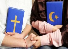 داستان کتابی که از گفت‌وگوهای یک روحانی و کشیش در کلیسا شروع شد